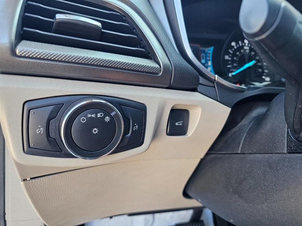 Ford Fusion Vehicle Full-screen Gallery Image 19