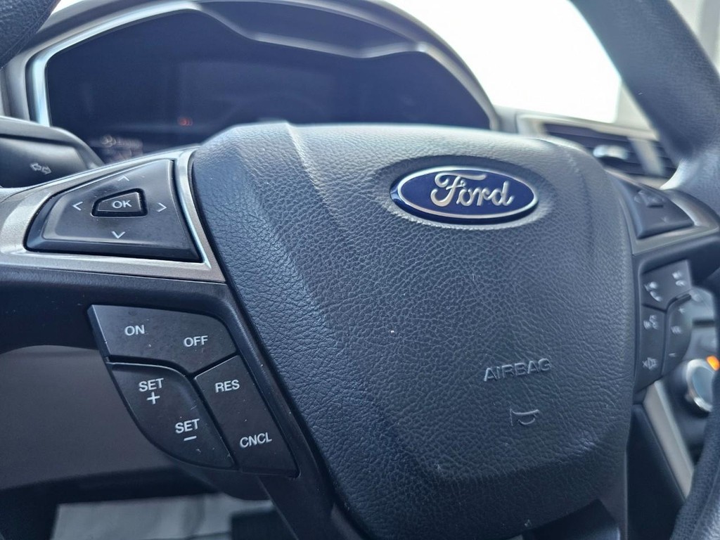 Ford Fusion Vehicle Full-screen Gallery Image 20