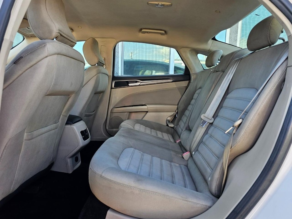 Ford Fusion Vehicle Full-screen Gallery Image 25