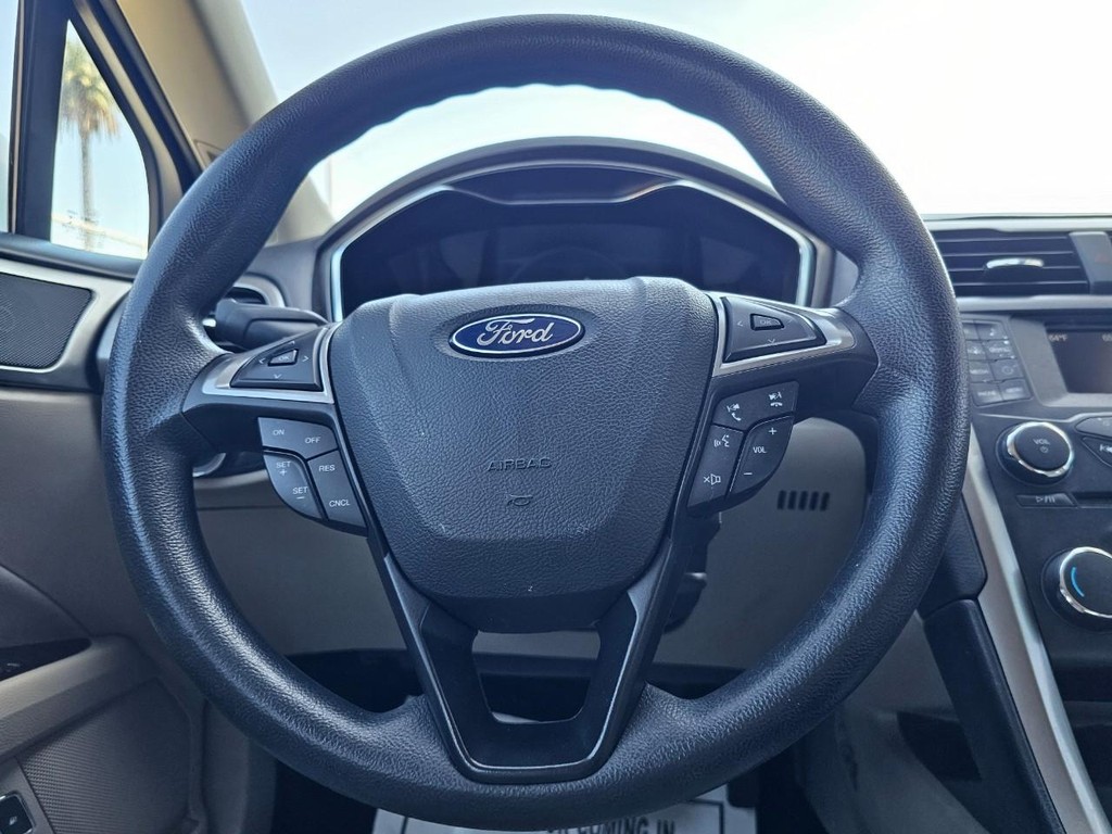 Ford Fusion Vehicle Full-screen Gallery Image 28