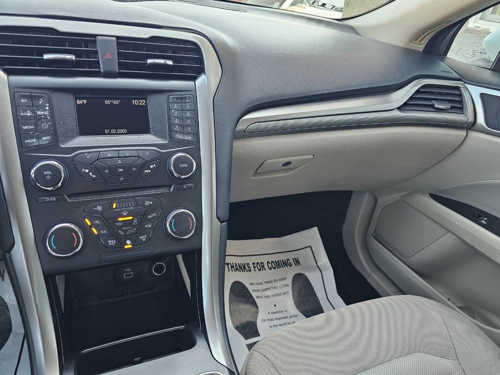 Ford Fusion Vehicle Full-screen Gallery Image 30