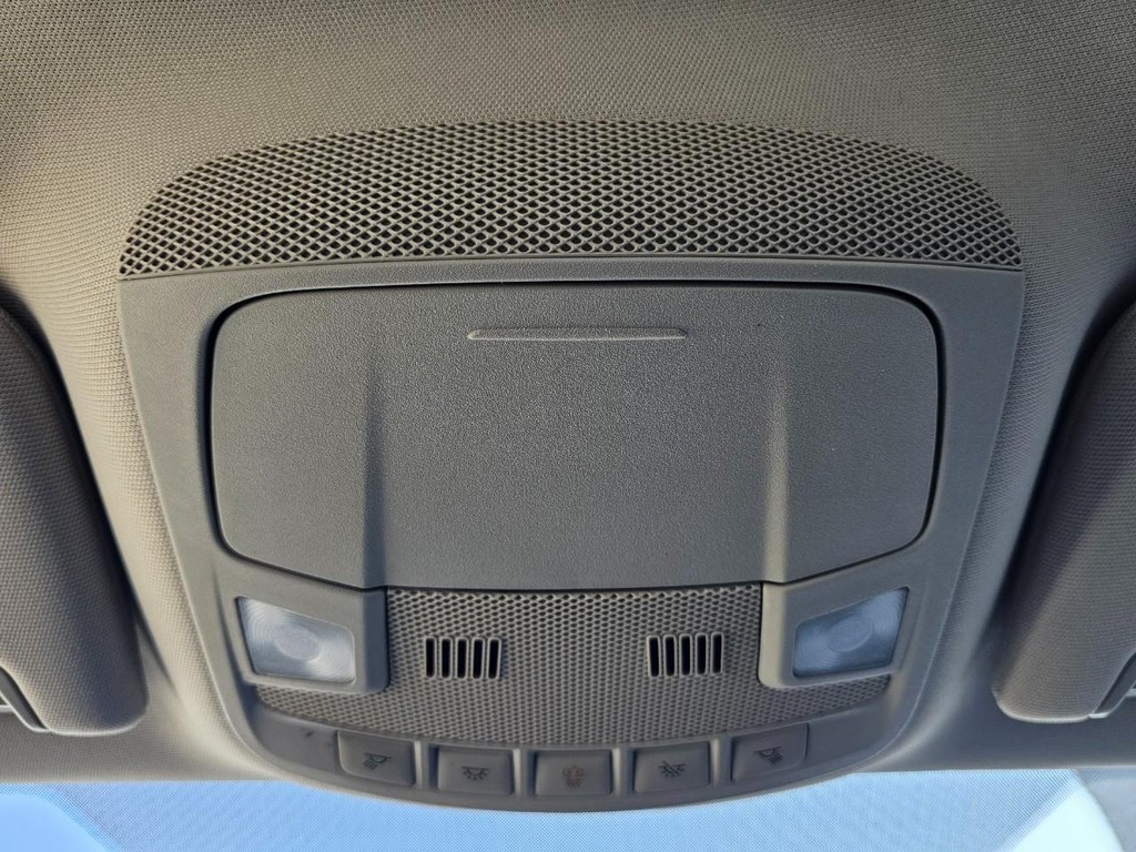 Ford Fusion Vehicle Full-screen Gallery Image 32