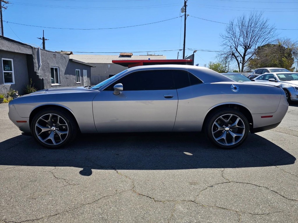 Dodge Challenger Vehicle Full-screen Gallery Image 3