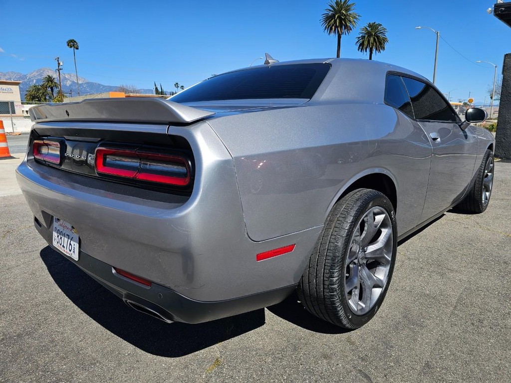 Dodge Challenger Vehicle Full-screen Gallery Image 6