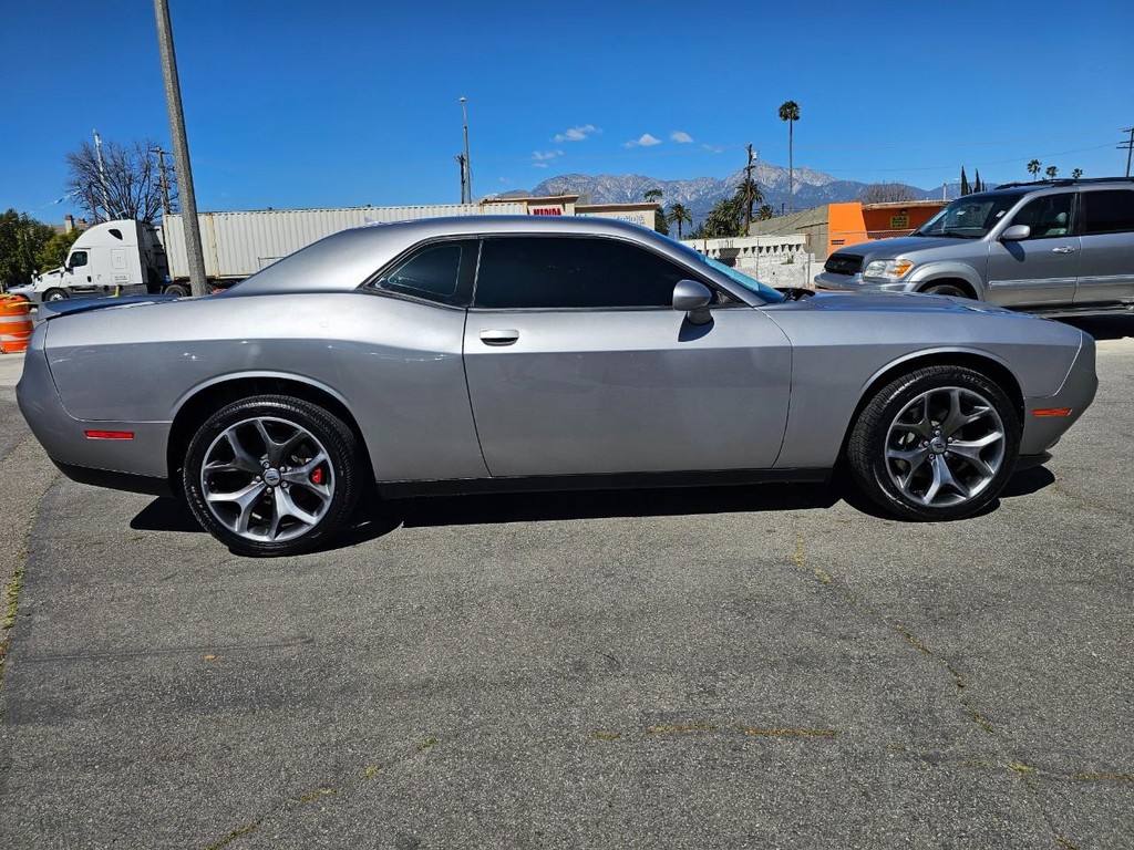 Dodge Challenger Vehicle Full-screen Gallery Image 7