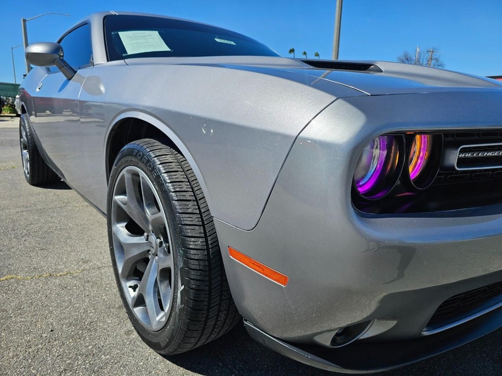 Dodge Challenger Vehicle Full-screen Gallery Image 10