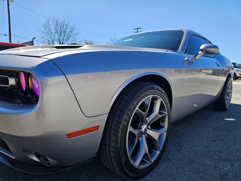 Dodge Challenger Vehicle Full-screen Gallery Image 11