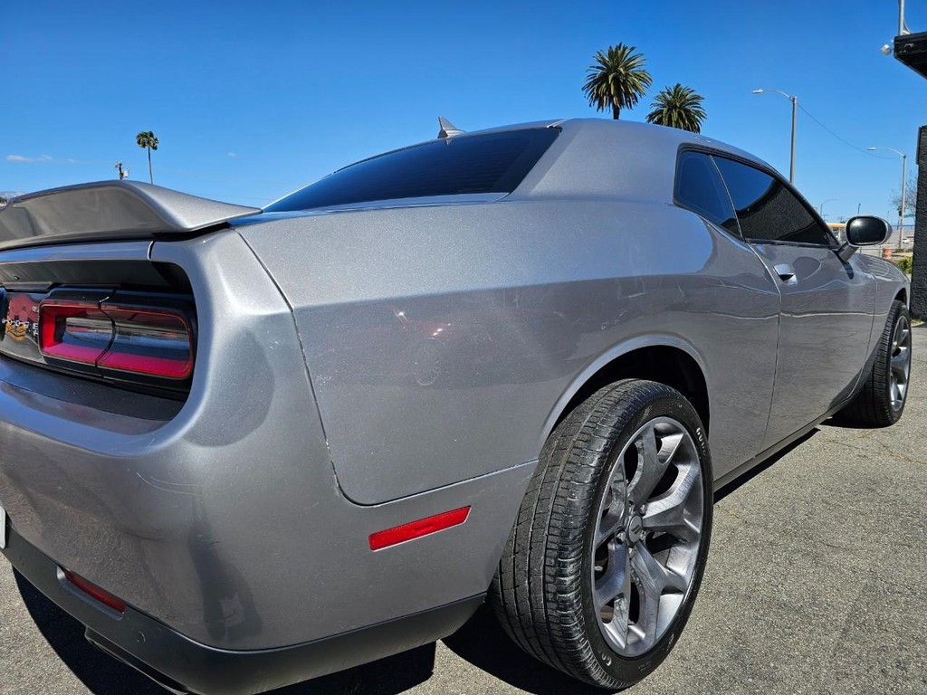 Dodge Challenger Vehicle Full-screen Gallery Image 13