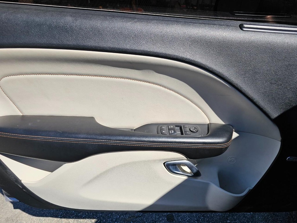 Dodge Challenger Vehicle Full-screen Gallery Image 16