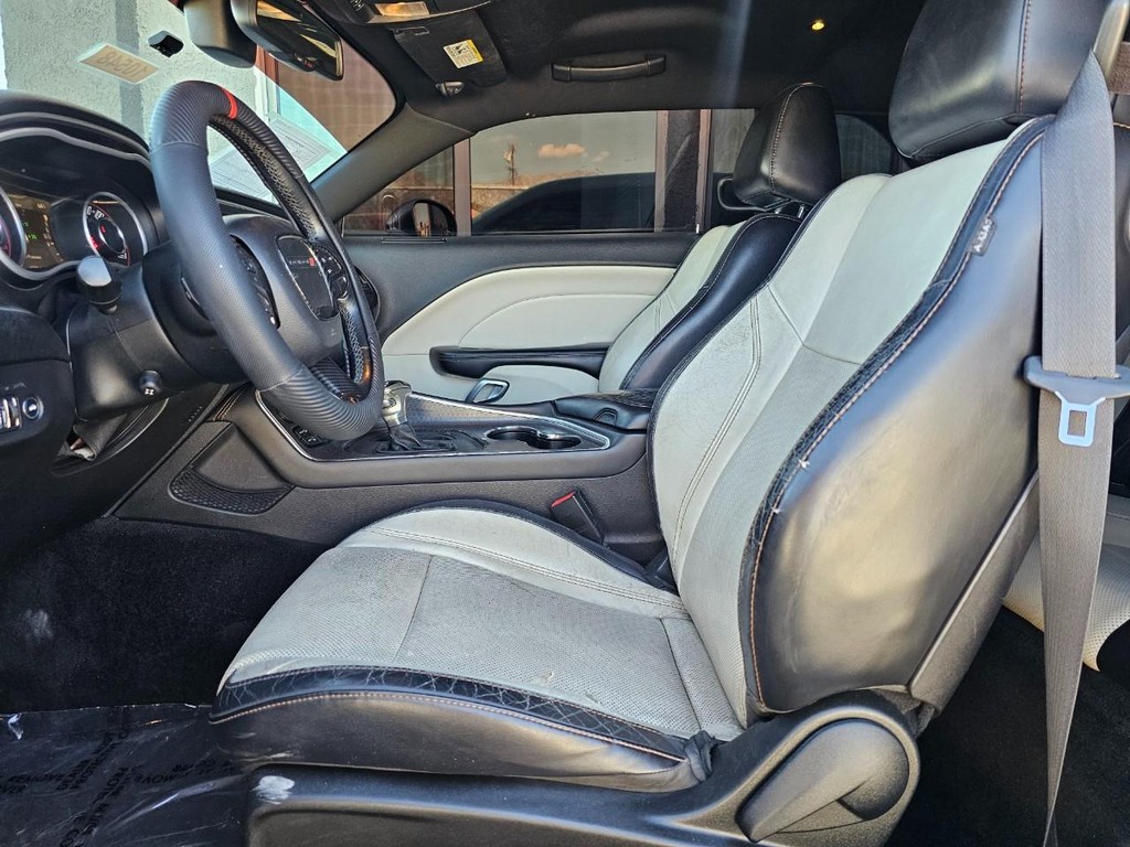 Dodge Challenger Vehicle Full-screen Gallery Image 17