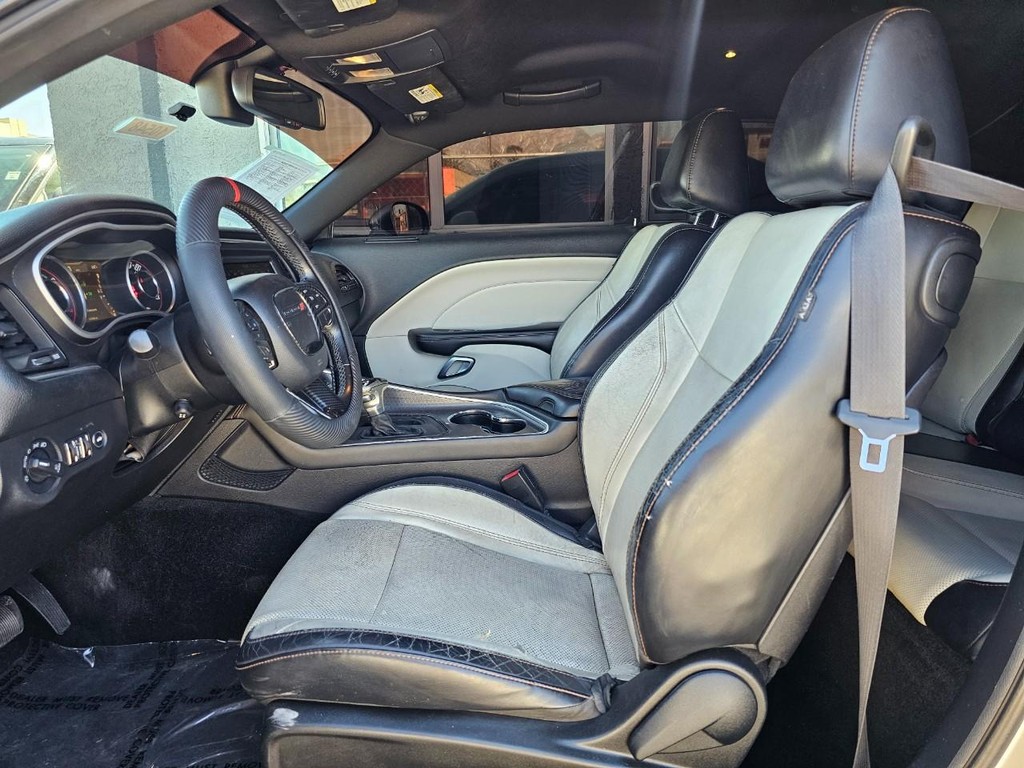 Dodge Challenger Vehicle Full-screen Gallery Image 18