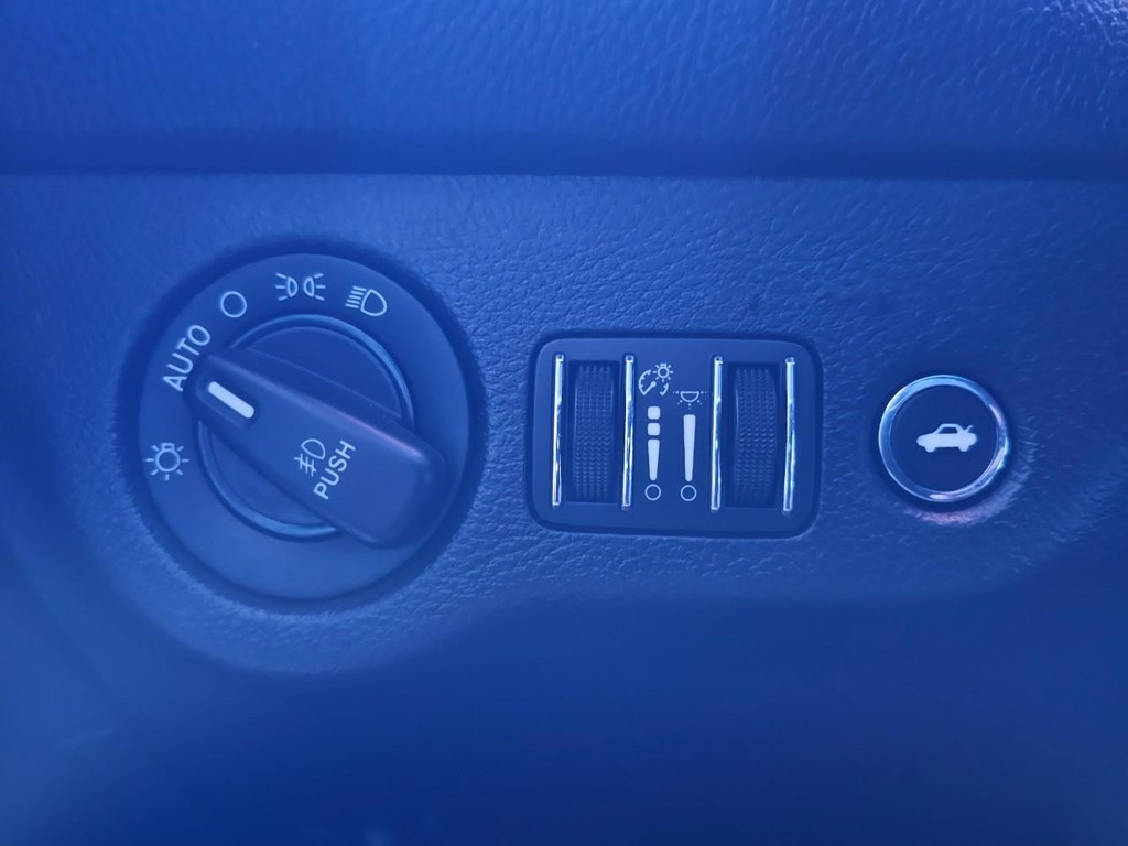 Dodge Challenger Vehicle Full-screen Gallery Image 19