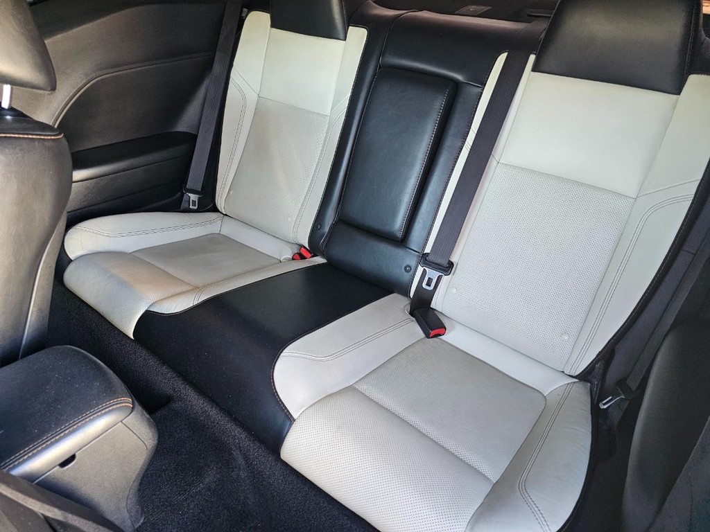 Dodge Challenger Vehicle Full-screen Gallery Image 28