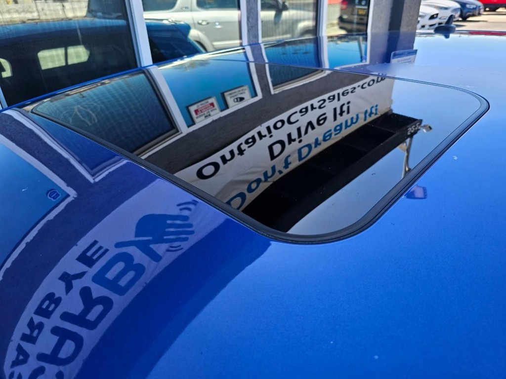 Volkswagen Golf R Vehicle Full-screen Gallery Image 15