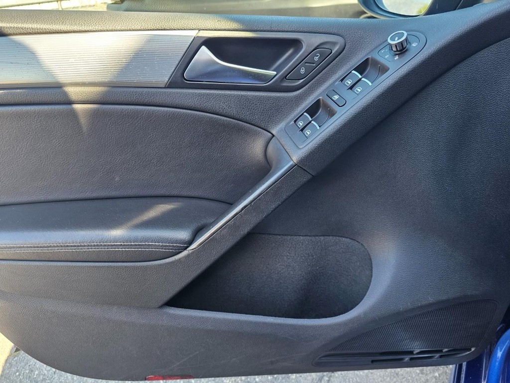 Volkswagen Golf R Vehicle Full-screen Gallery Image 17