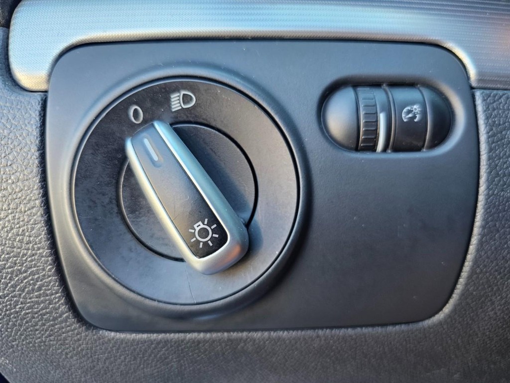 Volkswagen Golf R Vehicle Full-screen Gallery Image 19