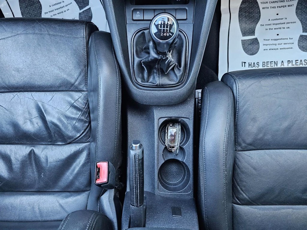 Volkswagen Golf R Vehicle Full-screen Gallery Image 34