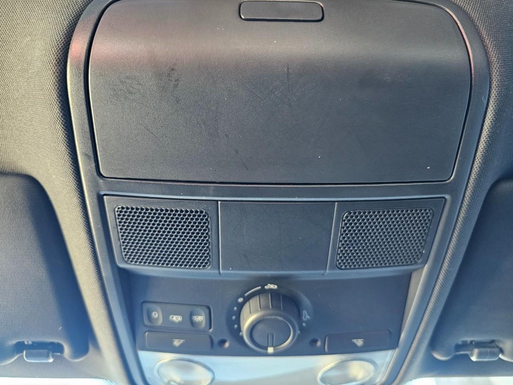 Volkswagen Golf R Vehicle Full-screen Gallery Image 35