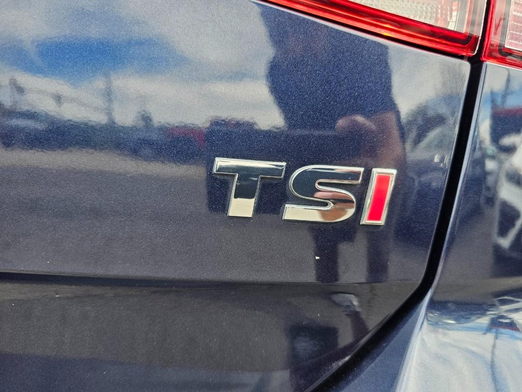 Volkswagen Golf Vehicle Full-screen Gallery Image 13