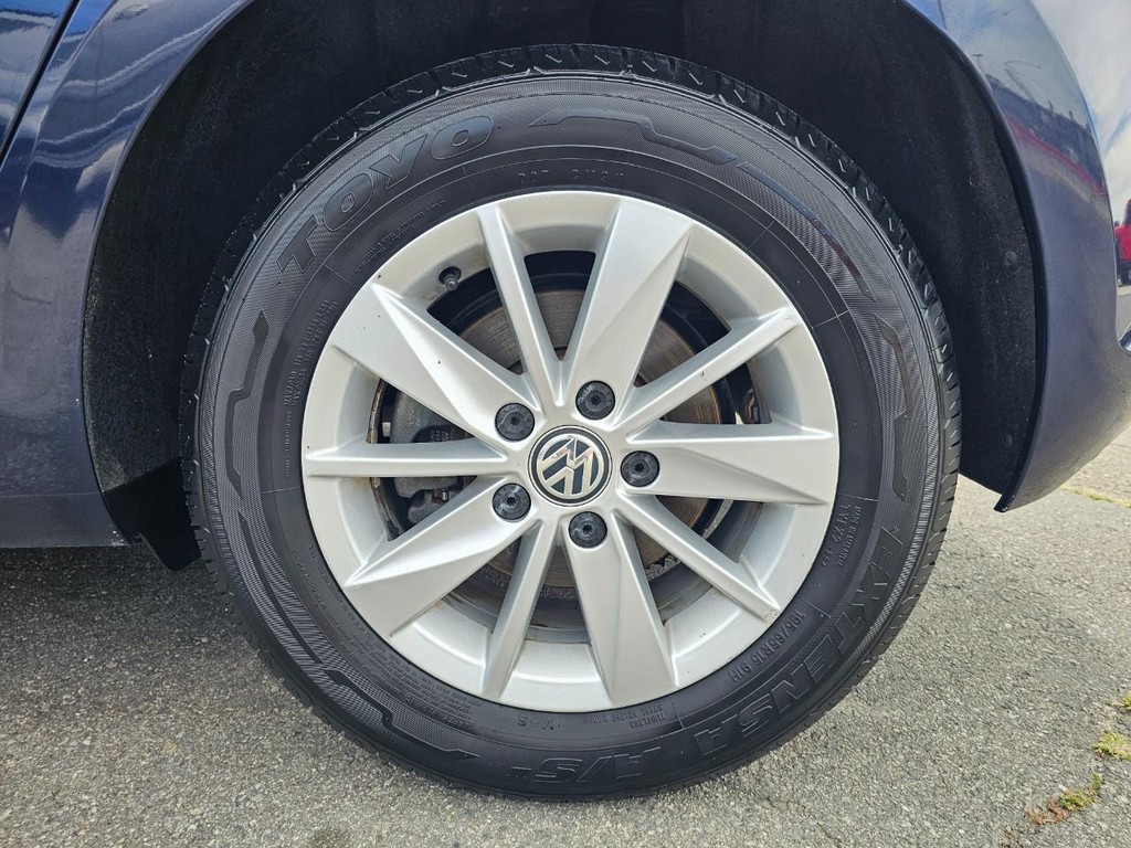 Volkswagen Golf Vehicle Full-screen Gallery Image 15