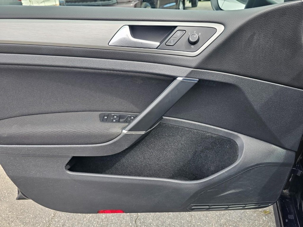 Volkswagen Golf Vehicle Full-screen Gallery Image 16