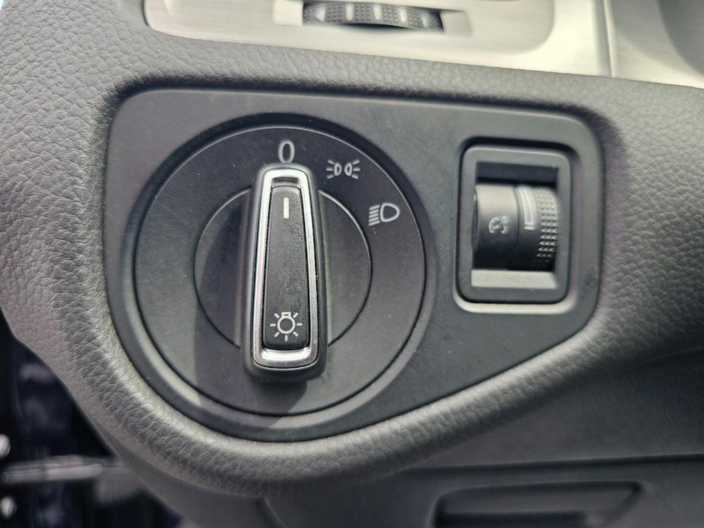 Volkswagen Golf Vehicle Full-screen Gallery Image 18