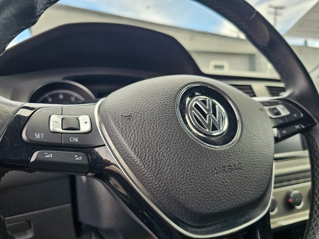 Volkswagen Golf Vehicle Full-screen Gallery Image 19