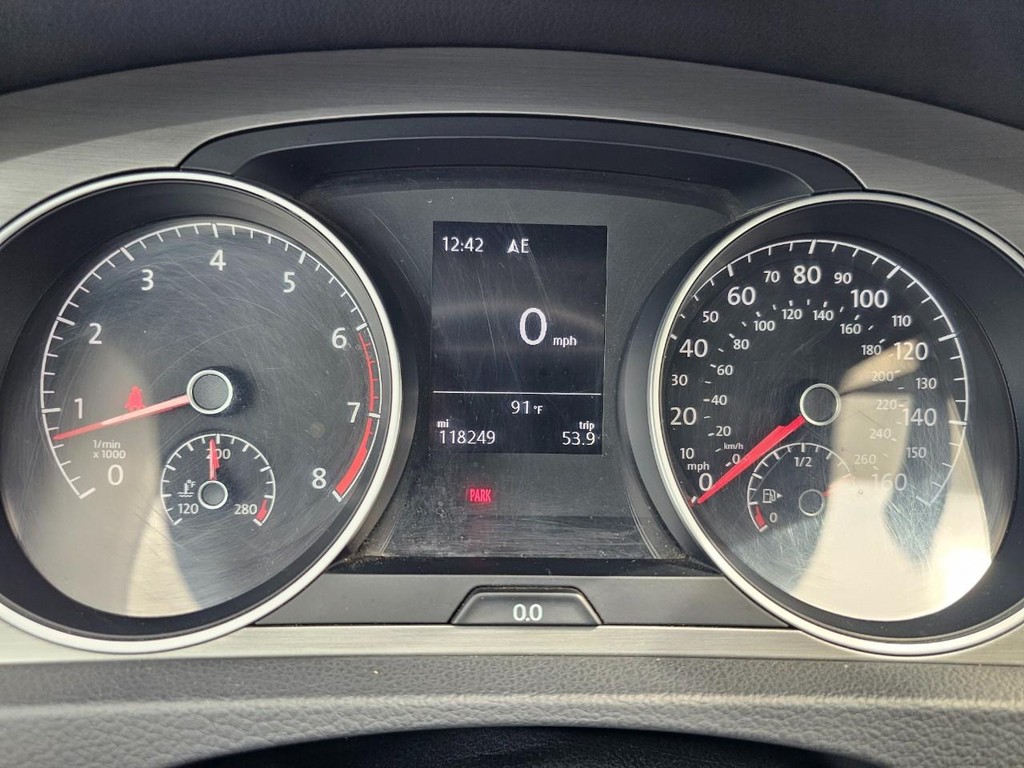 Volkswagen Golf Vehicle Full-screen Gallery Image 21