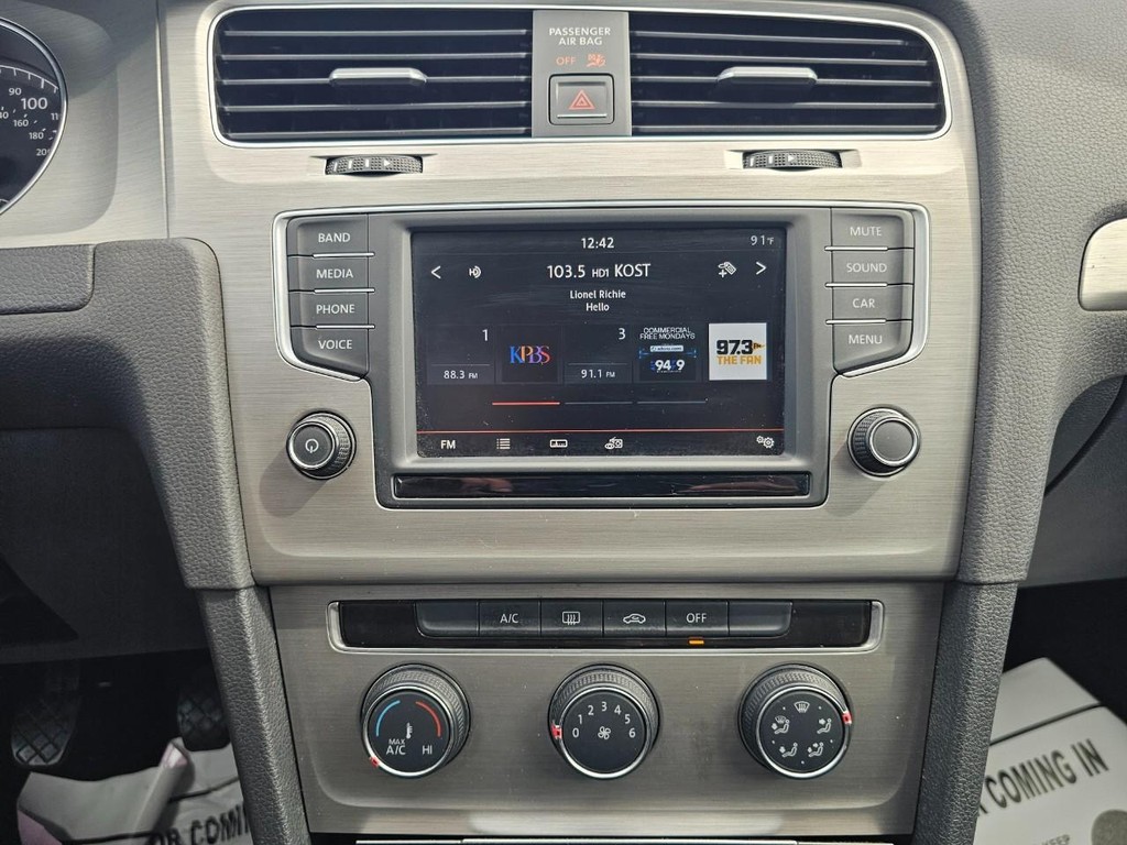 Volkswagen Golf Vehicle Full-screen Gallery Image 22