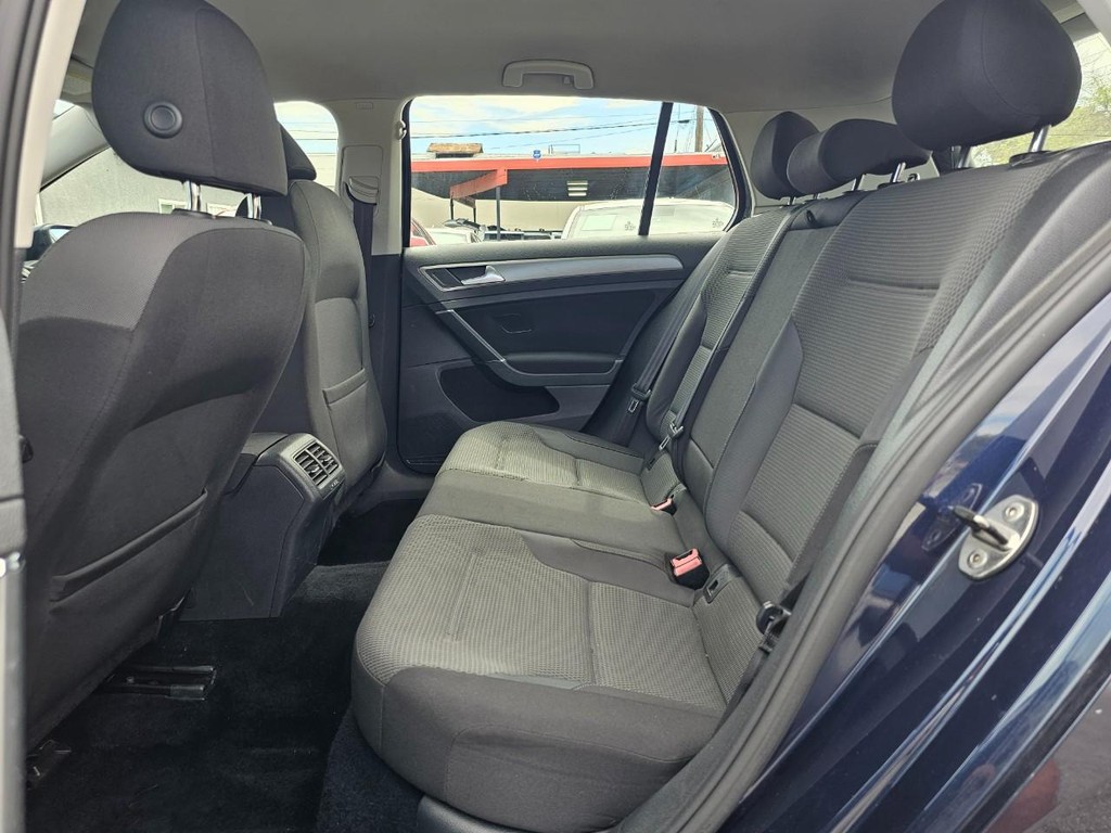 Volkswagen Golf Vehicle Full-screen Gallery Image 26