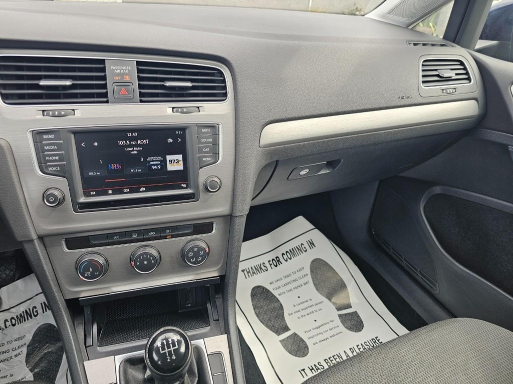 Volkswagen Golf Vehicle Full-screen Gallery Image 31