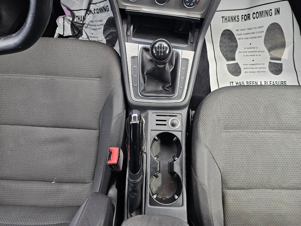 Volkswagen Golf Vehicle Full-screen Gallery Image 32