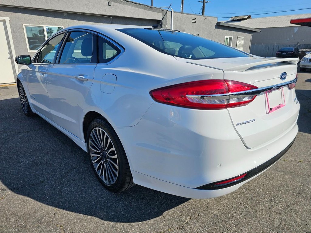 Ford Fusion Hybrid Vehicle Full-screen Gallery Image 4