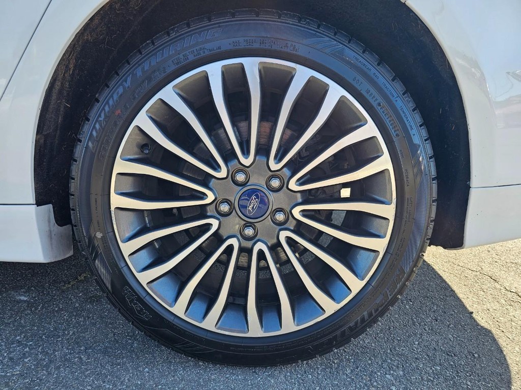 Ford Fusion Hybrid Vehicle Full-screen Gallery Image 16