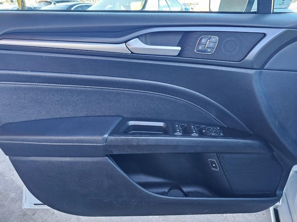 Ford Fusion Hybrid Vehicle Full-screen Gallery Image 17