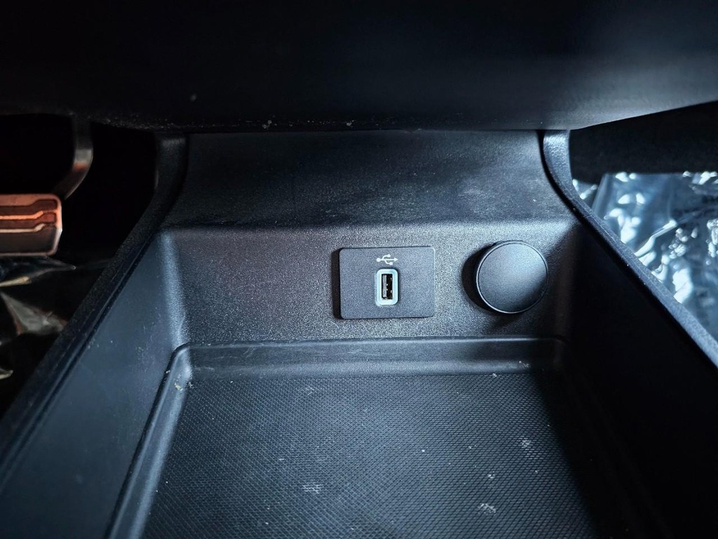 Ford Fusion Hybrid Vehicle Full-screen Gallery Image 25