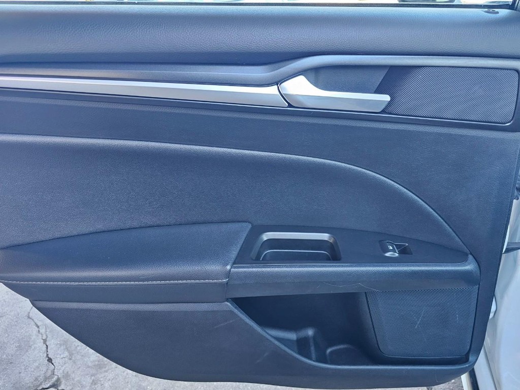 Ford Fusion Hybrid Vehicle Full-screen Gallery Image 26