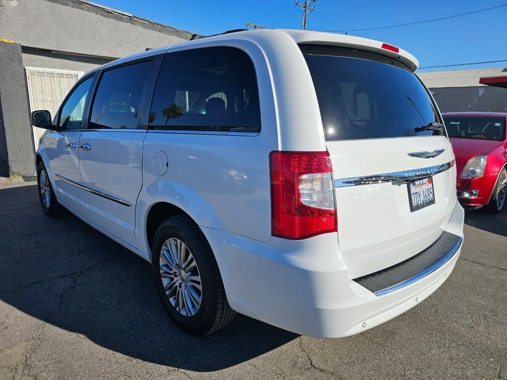 Chrysler Town & Country Vehicle Full-screen Gallery Image 4