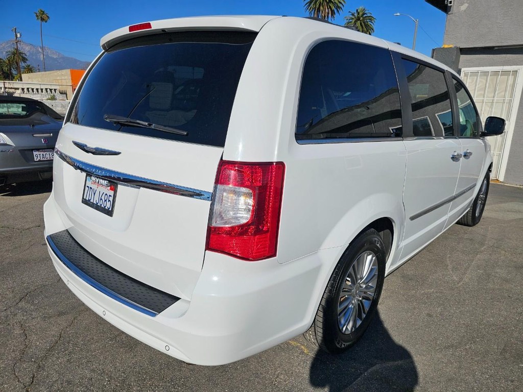 Chrysler Town & Country Vehicle Full-screen Gallery Image 6