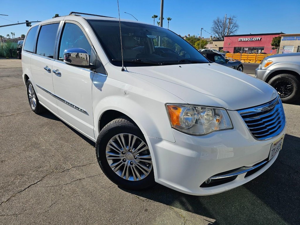 Chrysler Town & Country Vehicle Full-screen Gallery Image 8