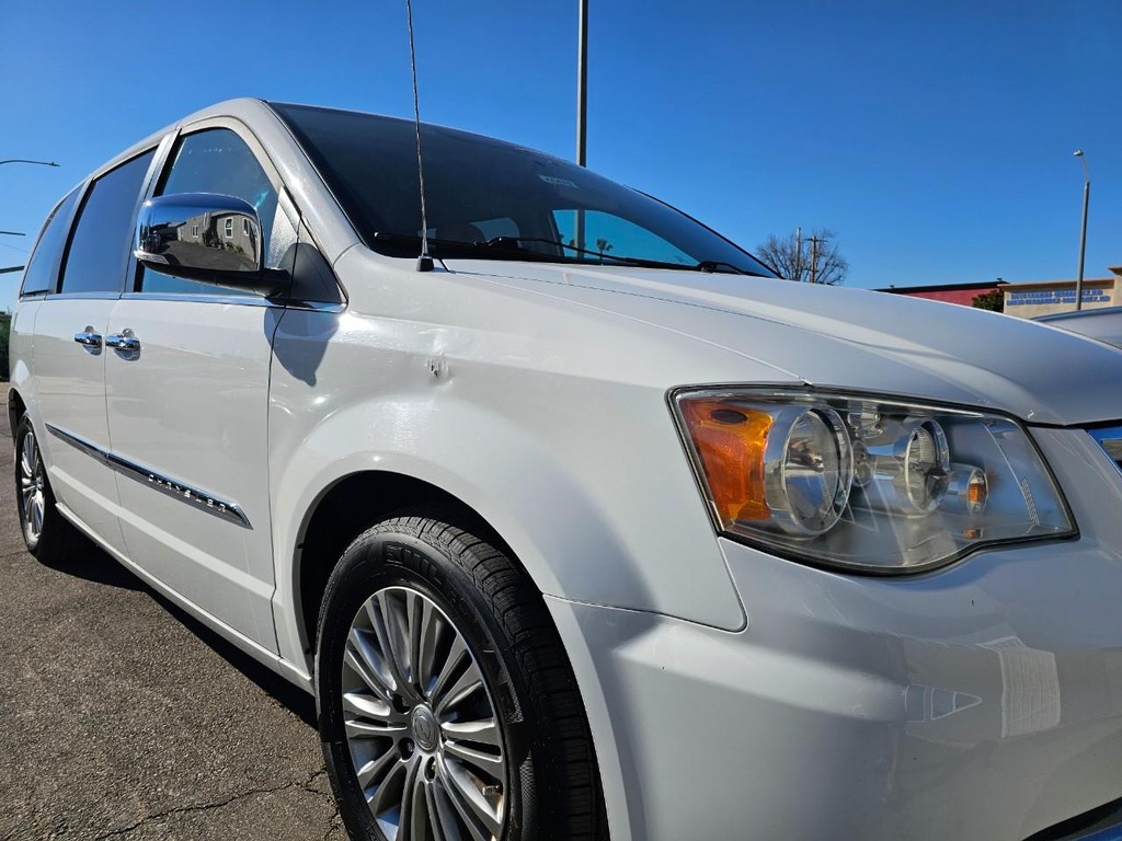 Chrysler Town & Country Vehicle Full-screen Gallery Image 10