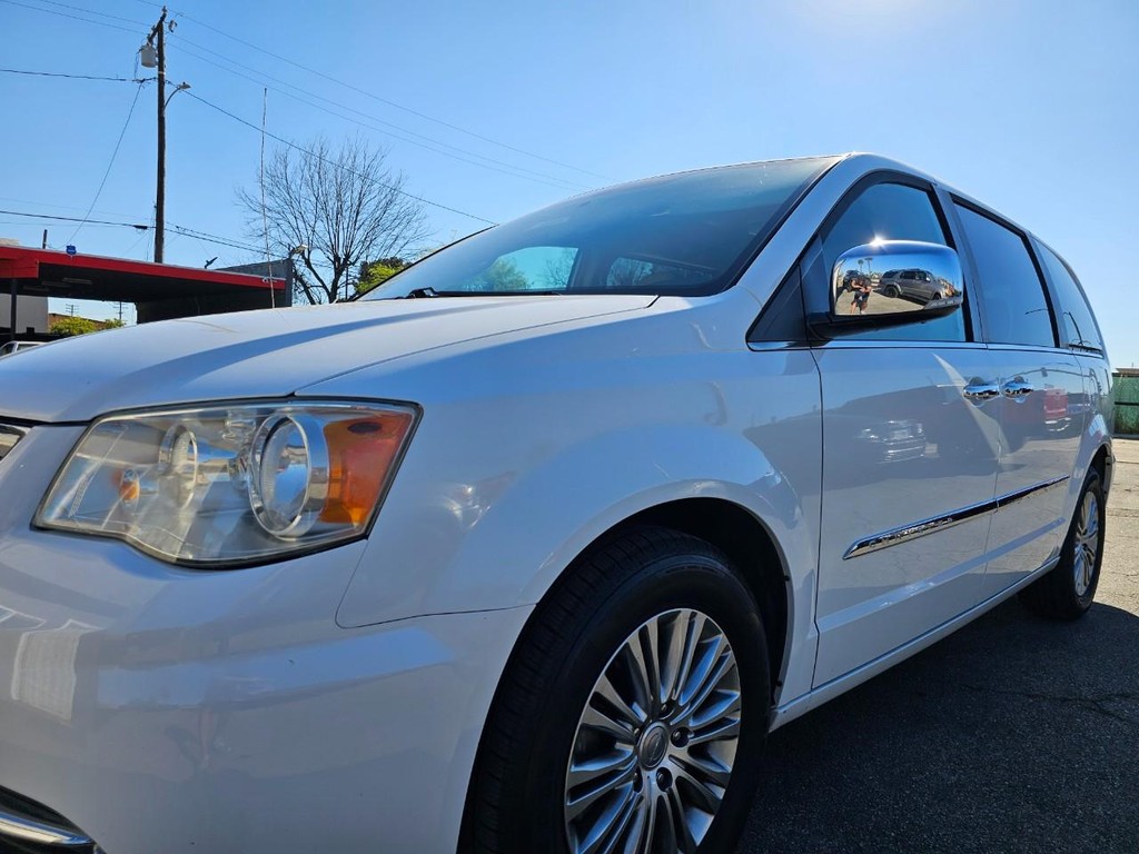 Chrysler Town & Country Vehicle Full-screen Gallery Image 11