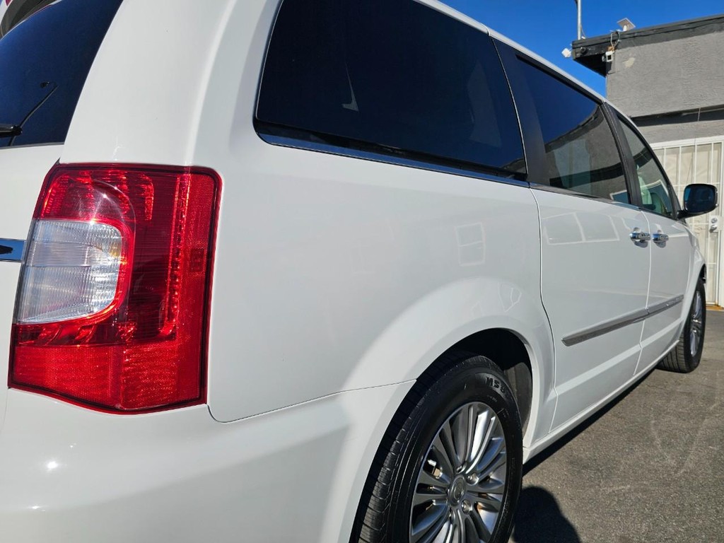 Chrysler Town & Country Vehicle Full-screen Gallery Image 13