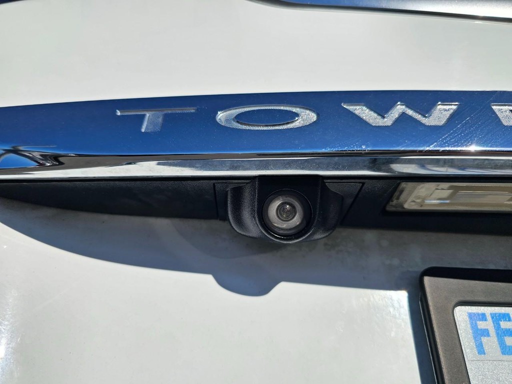 Chrysler Town & Country Vehicle Full-screen Gallery Image 14