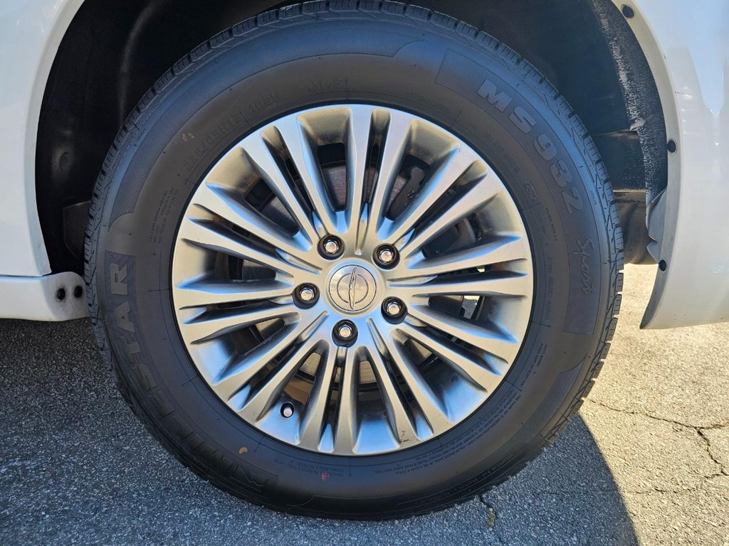 Chrysler Town & Country Vehicle Full-screen Gallery Image 15