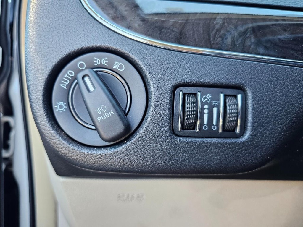 Chrysler Town & Country Vehicle Full-screen Gallery Image 17