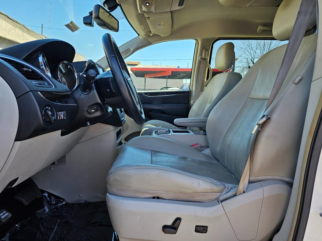 Chrysler Town & Country Vehicle Full-screen Gallery Image 18