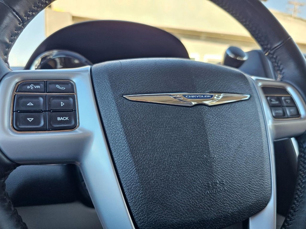 Chrysler Town & Country Vehicle Full-screen Gallery Image 19