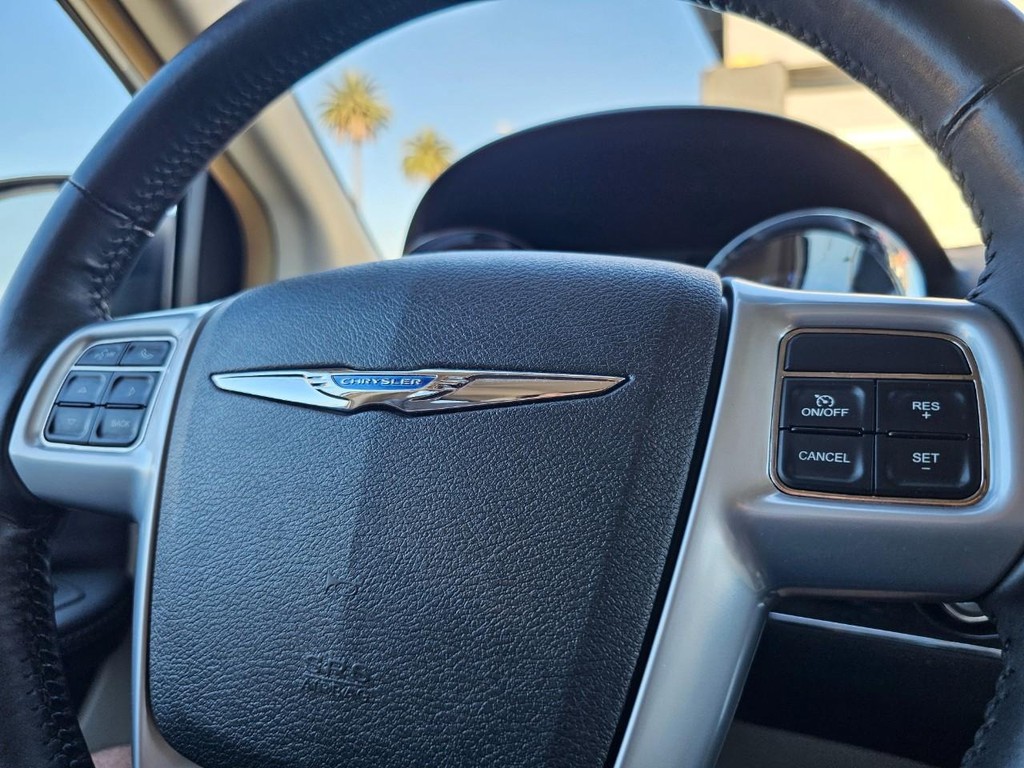 Chrysler Town & Country Vehicle Full-screen Gallery Image 20