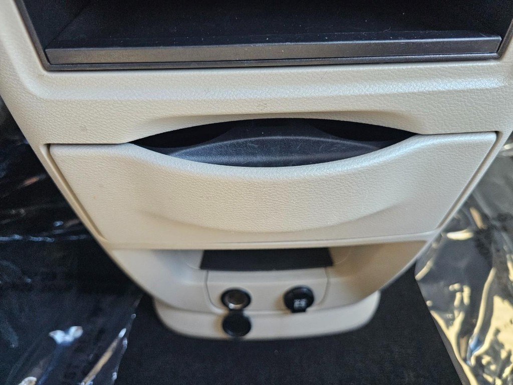 Chrysler Town & Country Vehicle Full-screen Gallery Image 25